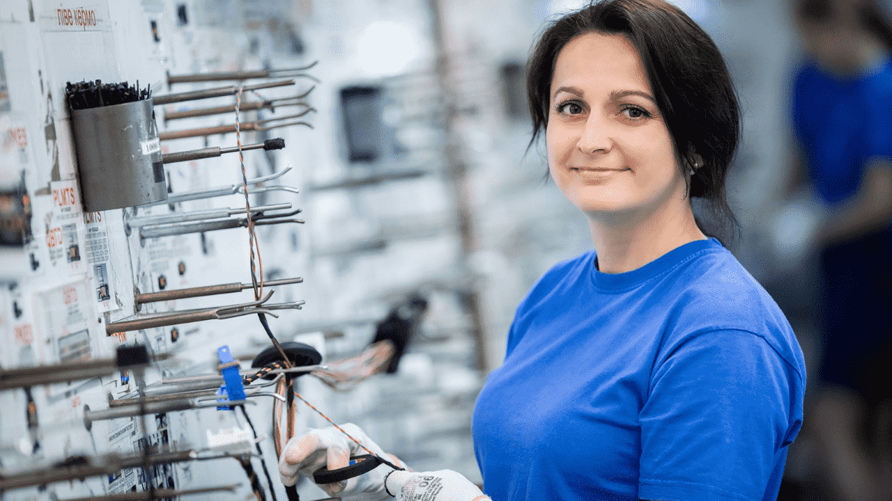 Працівник продукції автомобільних кабелів Aptiv