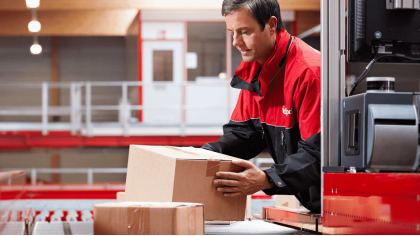 Працівник поштового складу DPD (Skawina)