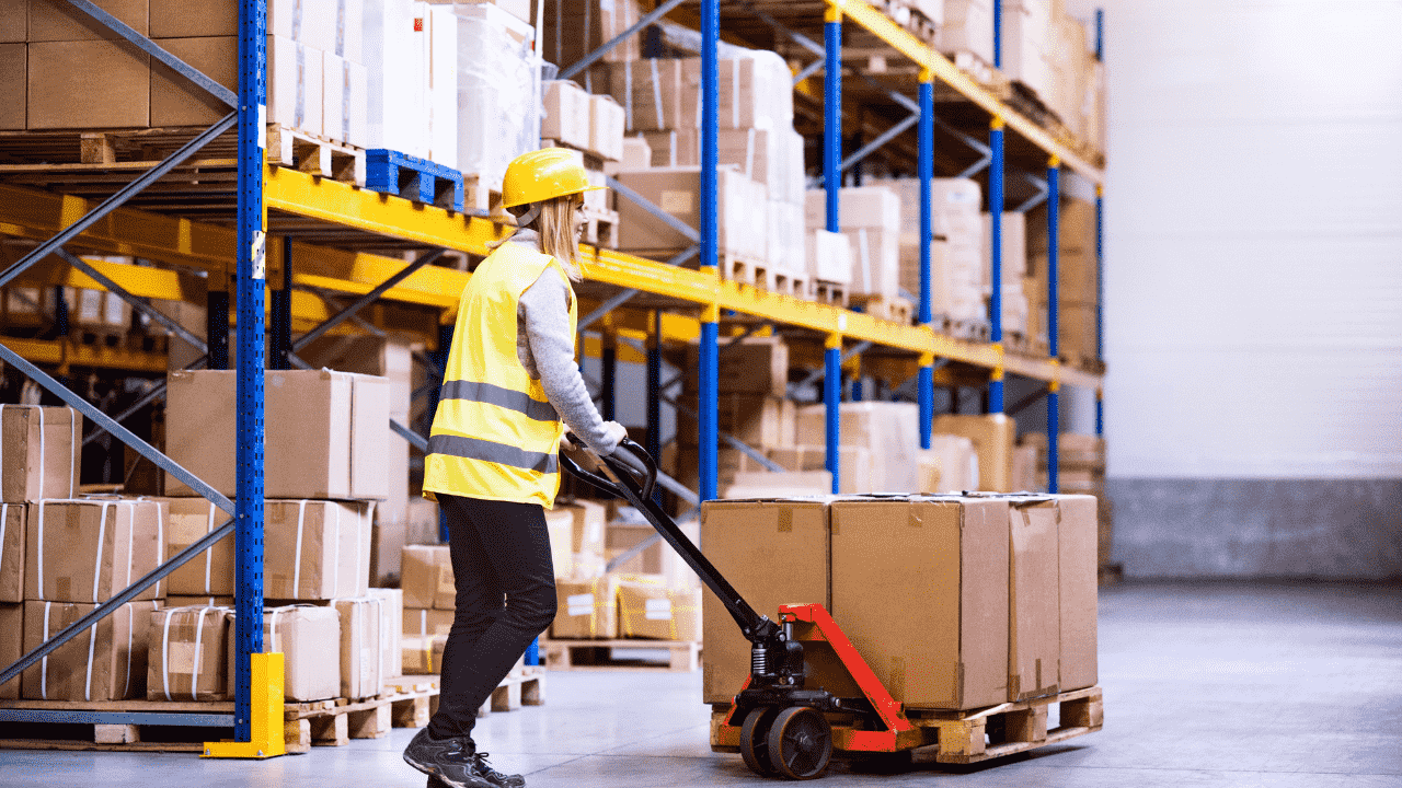 Працівник складу ID Logistics (Wola Bykowska)