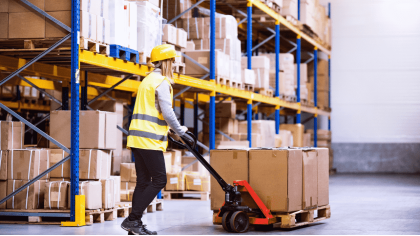 Працівник складу ID Logistics (Wola Bykowska)