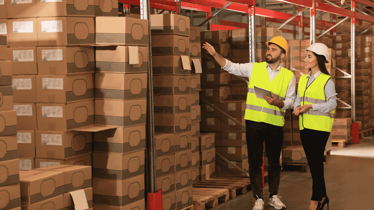 Працівник складу ITM Dąbrowa Górnicza