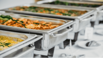 Працівник кейтерінгової компанії (приготування їжі для пацієнтів лікарні)