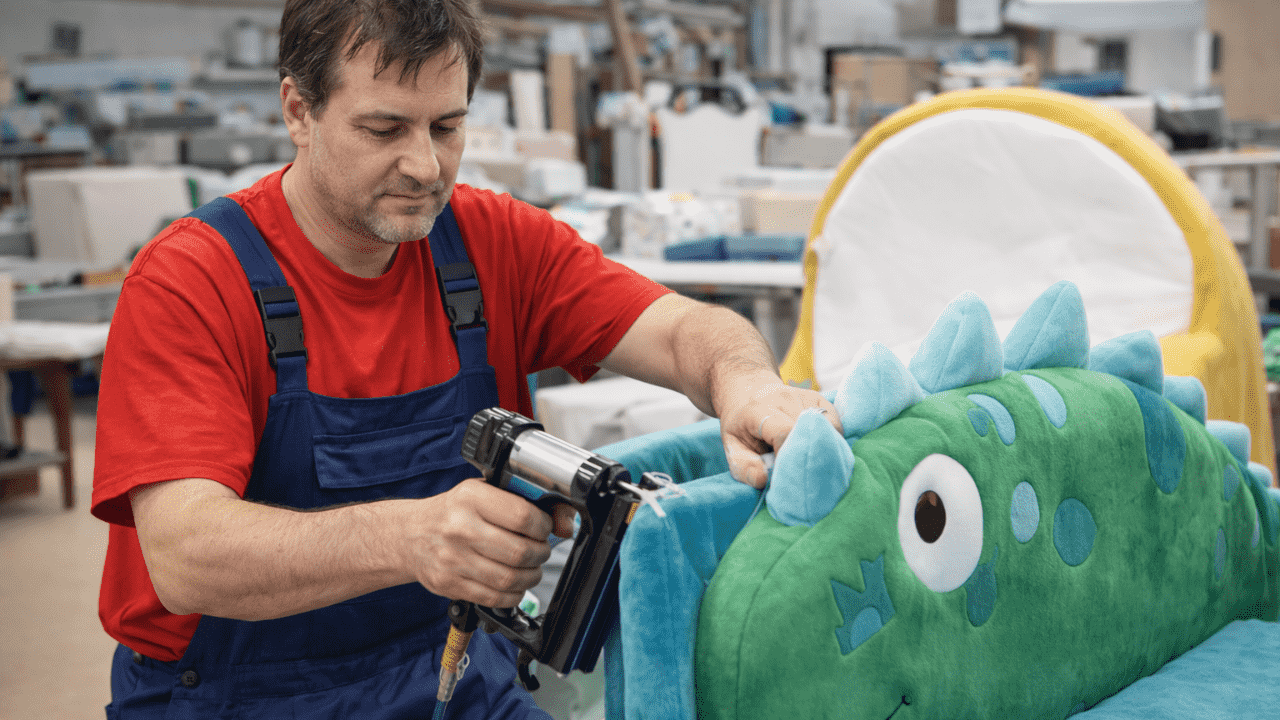 Кравчиня та тапіцер на меблеве виробництво