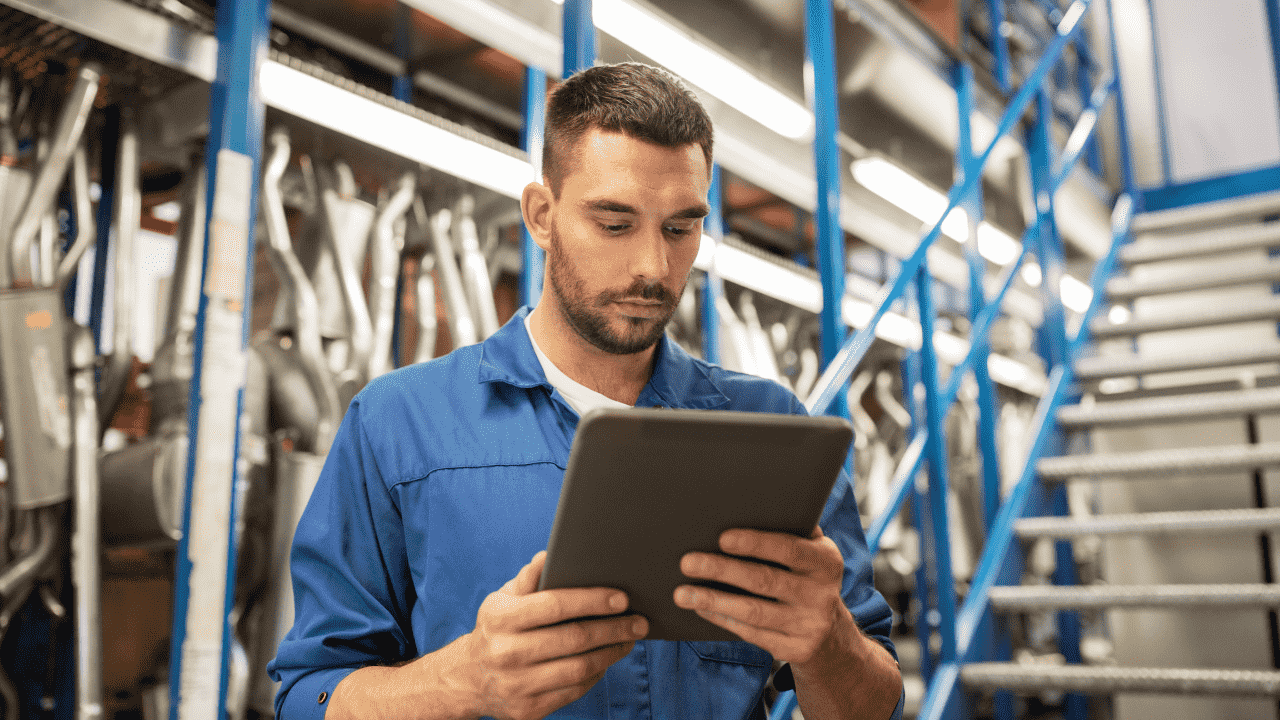 Працівник на складі Moto Profil